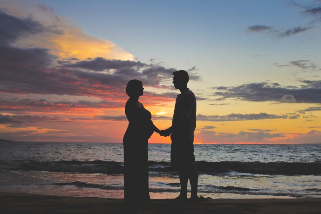 Pregnant,Couple,Sunset,Silhouette,At,The,Beach