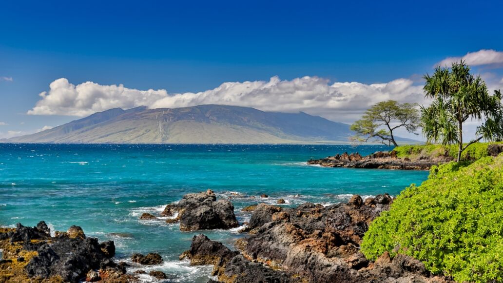 Coastline along Wailea Beach Path near Polo Beach Park, Maui, Hawaii.