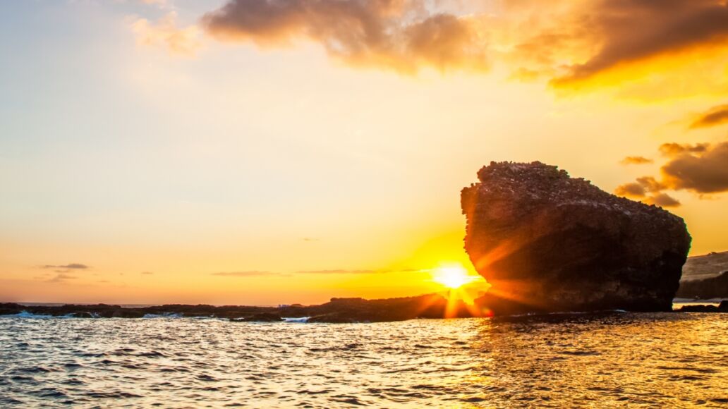 Sunset. Lanai, Hawaii. Sweetheart rock. Puu Pehe.