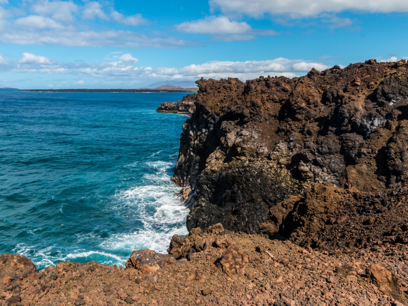 The Volcanic Shoreline of The Hoapili Trail With Puʻu Ōlaʻi Cinder Cone Across The Blue Waters Of La Perouse Bay, Makena-La Perouse State Park, Maui, Hawaii, USA