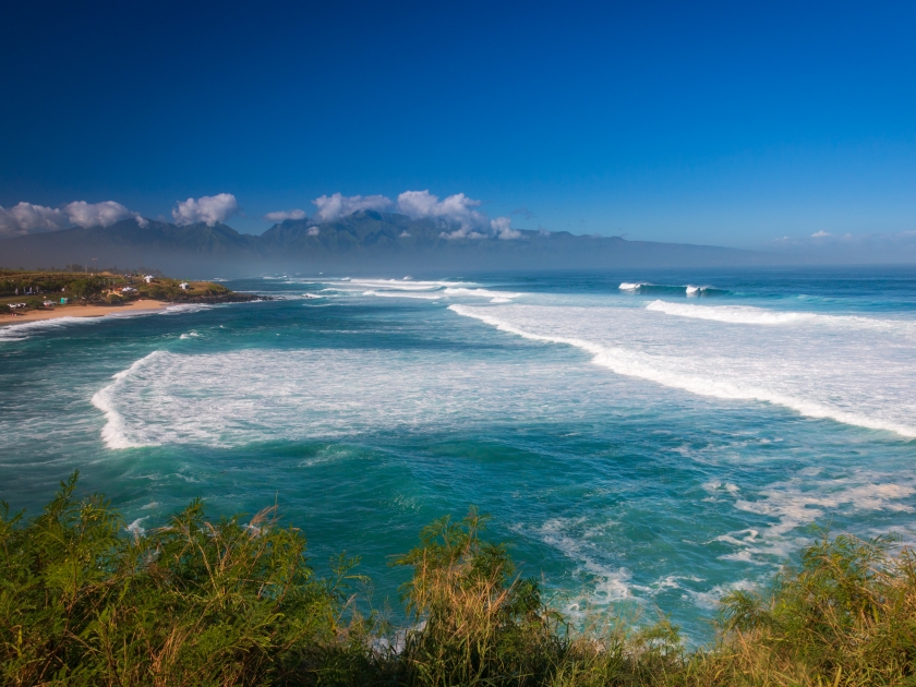 View from Hookipa Lookout to Hookipa Beach Park (Ho’okipa) on the Hawaiian island of Maui, USA