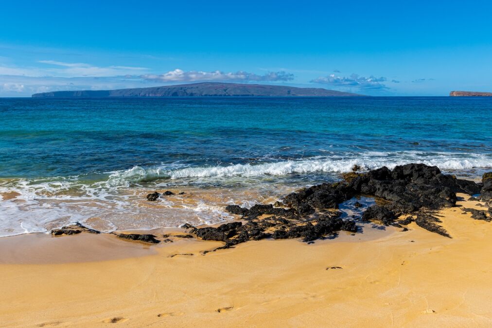 Waves Washing Over Lava on Little Beach With Kaho'olawe Island and Molokini on The Horizon, Makena Beach State Park, Maui, Hawaii, USA