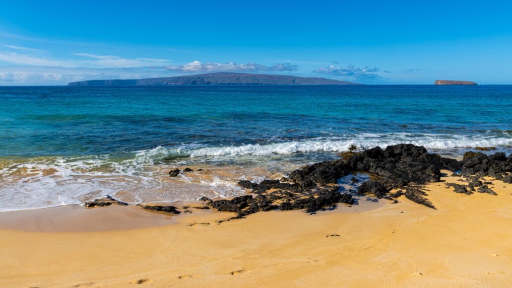 Waves Washing Over Lava on Little Beach With Kaho'olawe Island and Molokini on The Horizon, Makena Beach State Park, Maui, Hawaii, USA