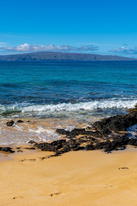 Waves Washing Over Lava on Little Beach With Kaho'olawe Island and Molokini on The Horizon, Makena Beach State Park, Maui, Hawaii, USA