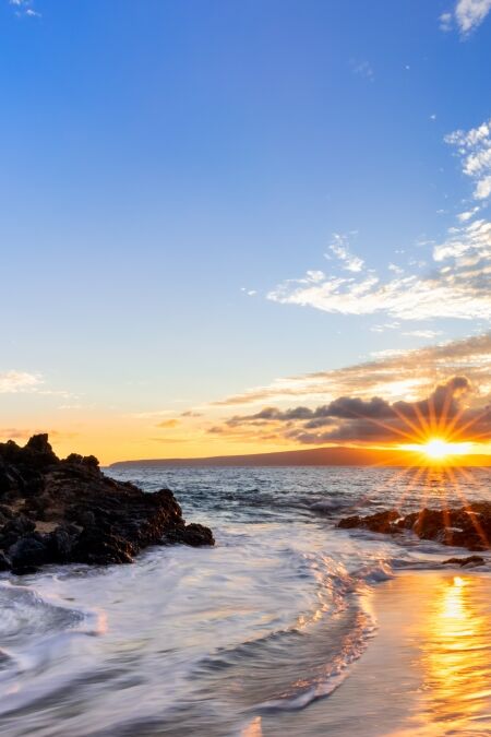 Sunset at Makena Secret Beach in Wailea, Maui, HI with sunstar