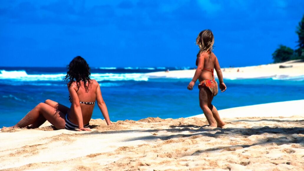 Sunset Beach, North Shore, Hawaii, Oahu, USA, mother and daughter, sunbathing, March 2, 1991