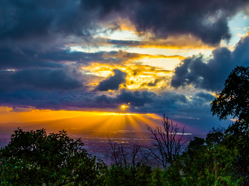 Sunset from the Tantalus Lookout (Round Top Reserve) - Hawaii