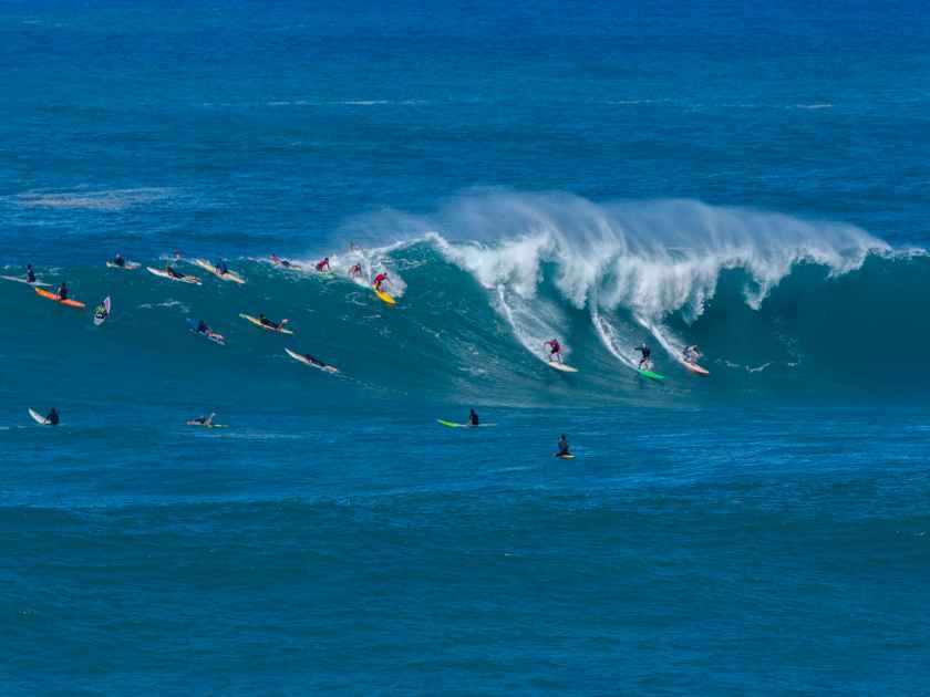 Huge waves in Hawaii Waimea Bay Surfing