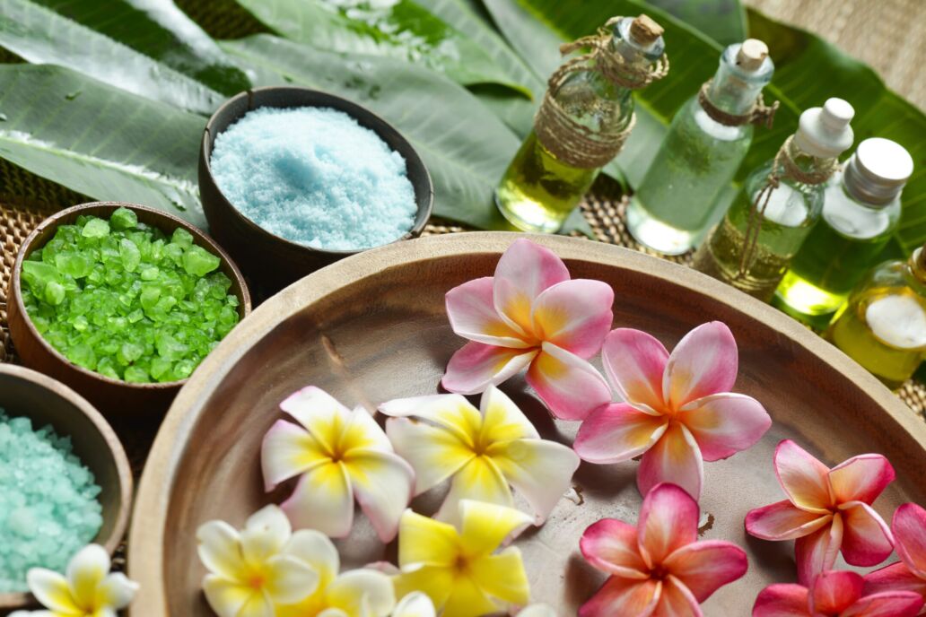 Many,Plumeria,Flower,In,Wooden,Bowl,With,Green,Leaf,,Massage