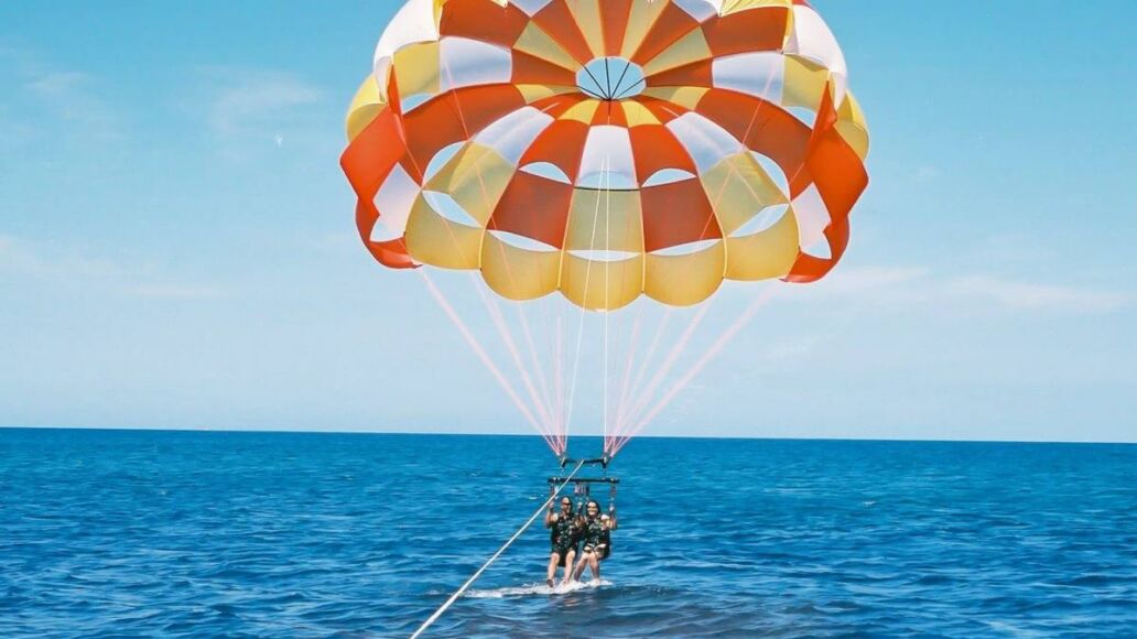 Parasailing in Waikiki