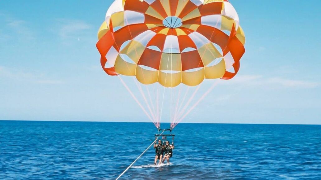 Parasailing in Waikiki