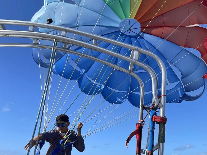 Parasailing in Waikiki