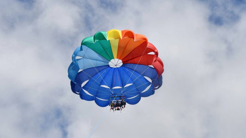 Parasailing in Waikiki