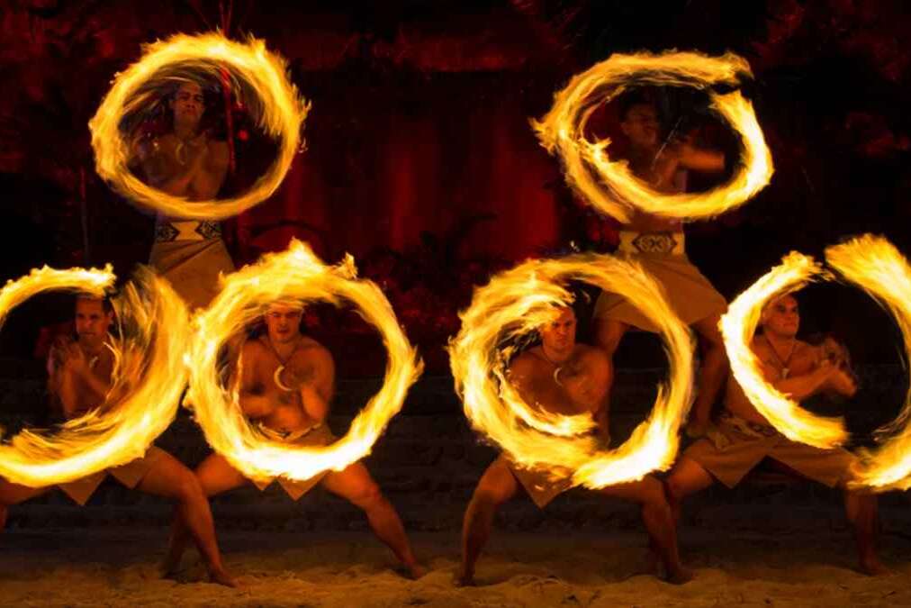 See a night show with fire knife dancing
