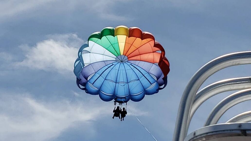 Parasailing in Waikiki