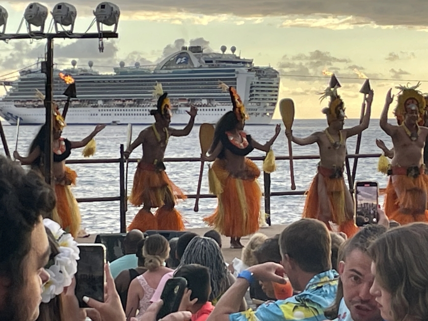 Oceanfront Royal Kona Luau with Open Bar - Voyagers of the Pacific Show